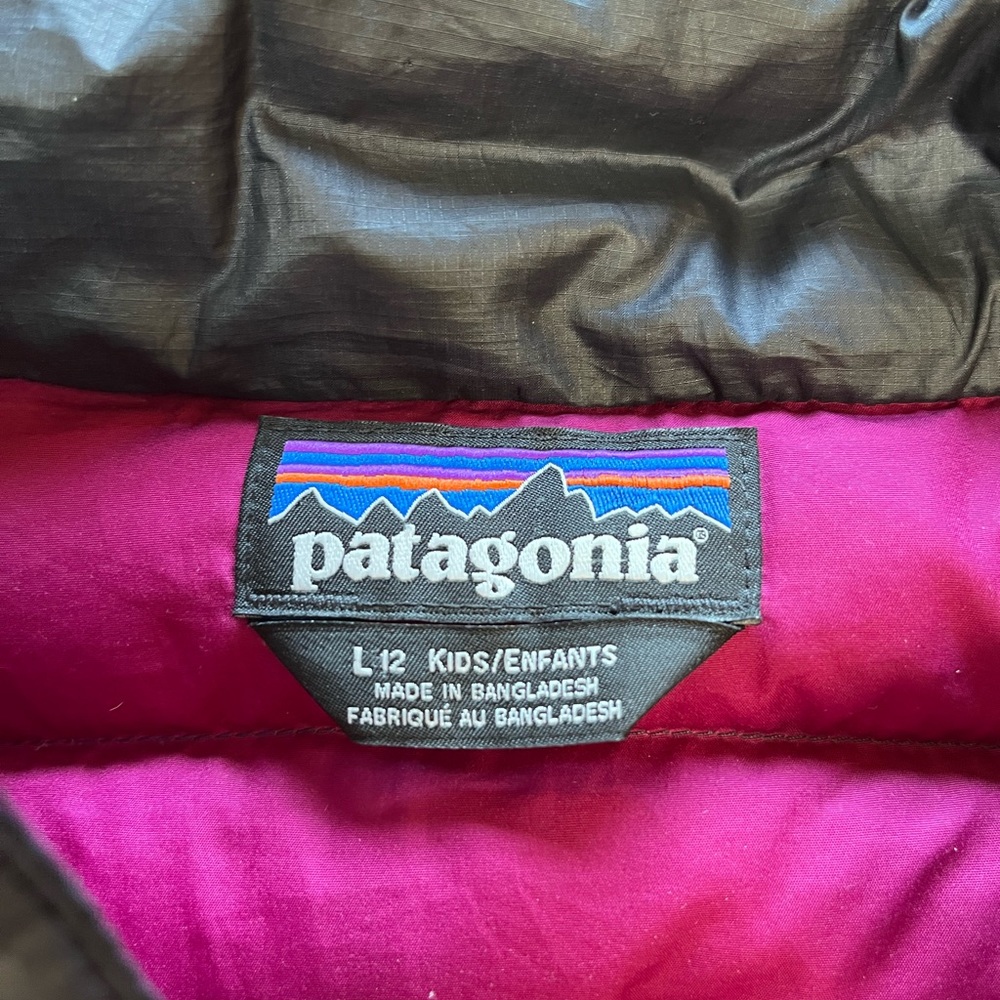 Patagonia Puffy Slim Longer style Sz 12 GUC with small rip - Black and Fuchsia - Picture 2 of 7